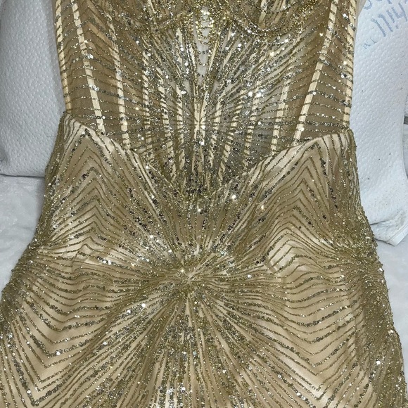 Elegant Gold Sequin Dress - Picture 3 of 6